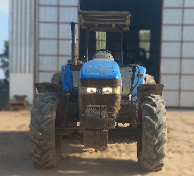 Trator New Holland TM 135 ano 2004.