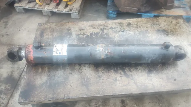 Cilindro Hidráulico Boom (cara de cavalo no 1º braço) Retroescavadeira NH B90B *