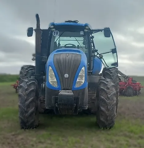 Trator T8.295 ano 2013.