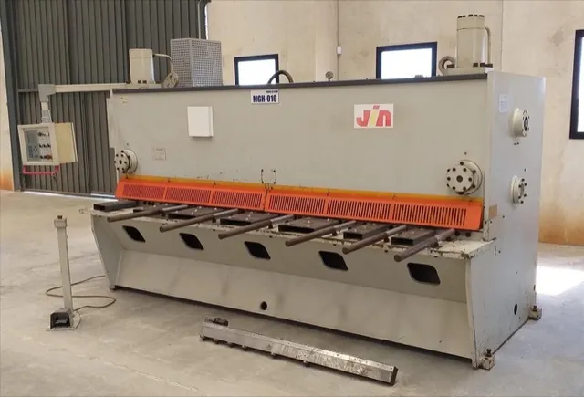 Guilhotina Hidráulica Marca JIN - com Painel e Bimanual - R$ 170.000,00