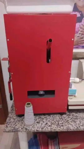 Maquina de fazer chinelos e uma maquina estampa camisetas.