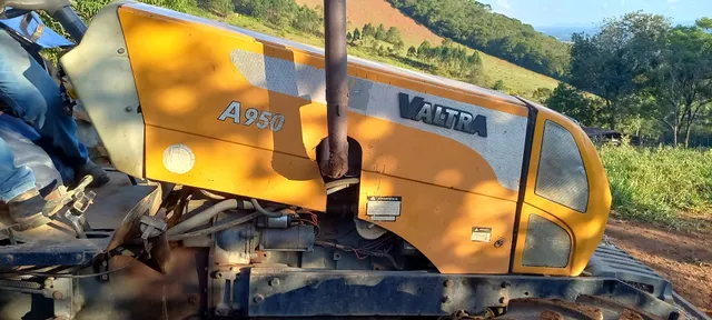 Vende-se ou troca valtra A950 ano 2010 trator muito bom