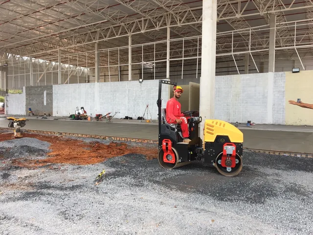 Locação de Rolo compactador liso pequeno porte (rolinho)