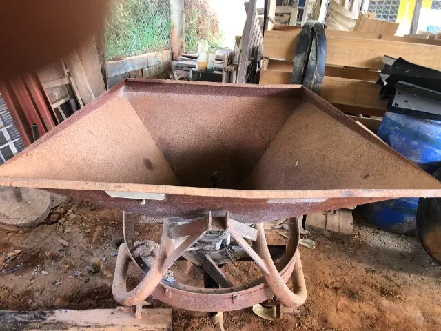 semeadeira de pastagem e esparramadeirade calcáreo, adubo e esterco