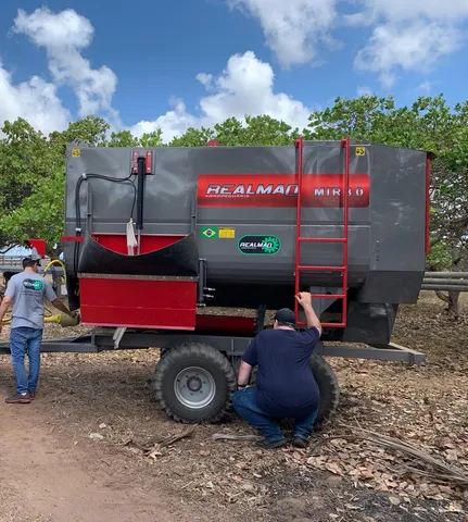 Vagao misturador e distribuidor REALMAQ 8m3