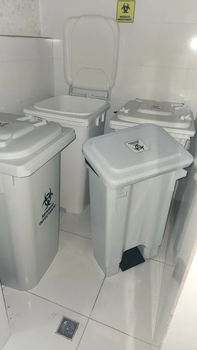 Lixeira plástica grande com rodinhas - cor branca e preta