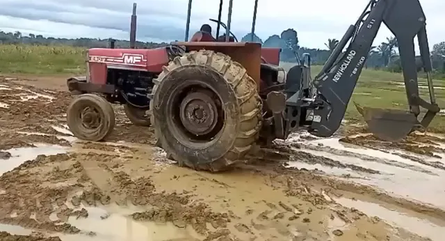 Vendo ou troco por carro escavadeira de trator 