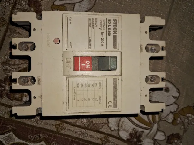 Dijuntor trifásico 200 amperes 