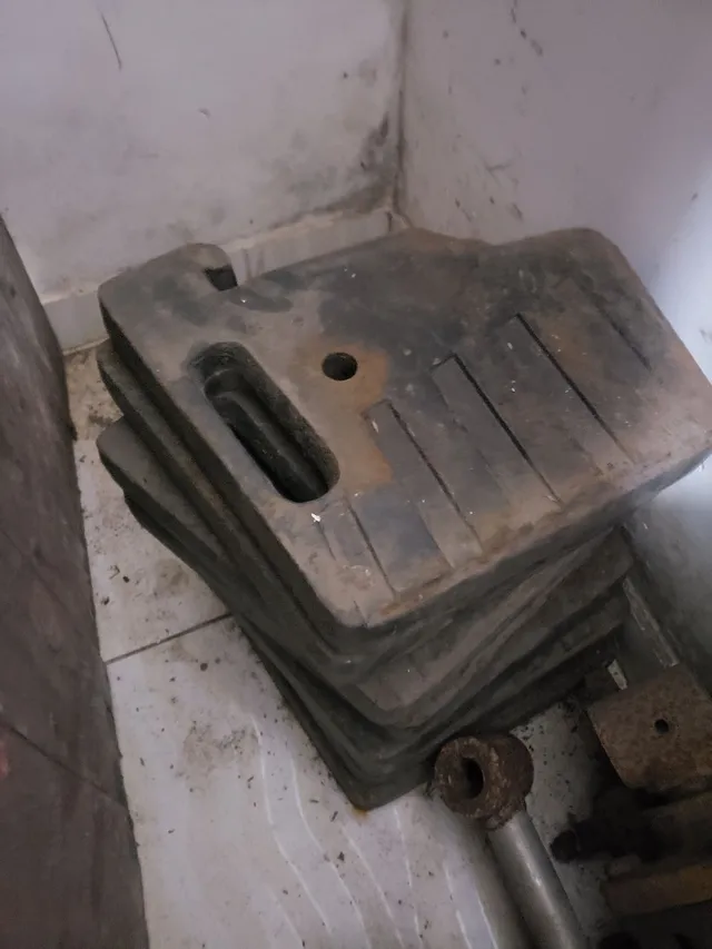 VENDO/TROCO 6 PESOS FRONTAIS DE MASSEY FERGUSON CADA UM 550,00, NOVINHO E ORIGINAIS. 