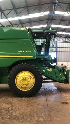 Colheitadeira John Deere 9679 STS ano 2013 com 3760 horas de motor, 30 pés, em SP