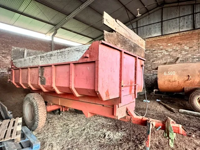 Carretão agrícola basculante - Capacidade 7, 8 toneladas.
