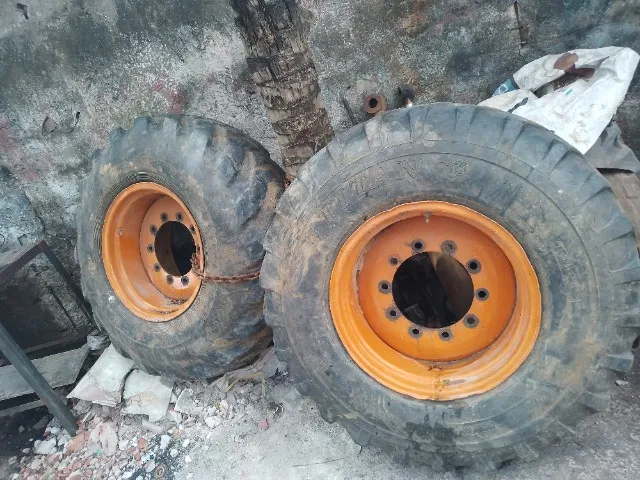 2 Peneus da case 580N