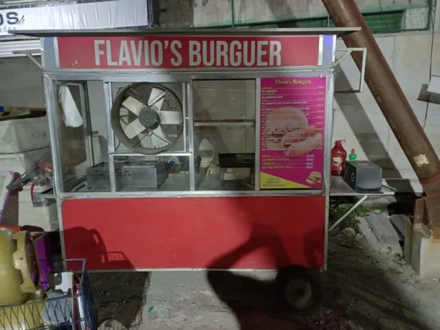 Vendo barraca com chapa e molheira com duas cubas