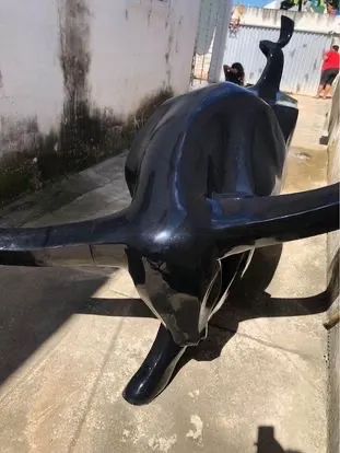 Escultura de touro talhado em fibra de vidro