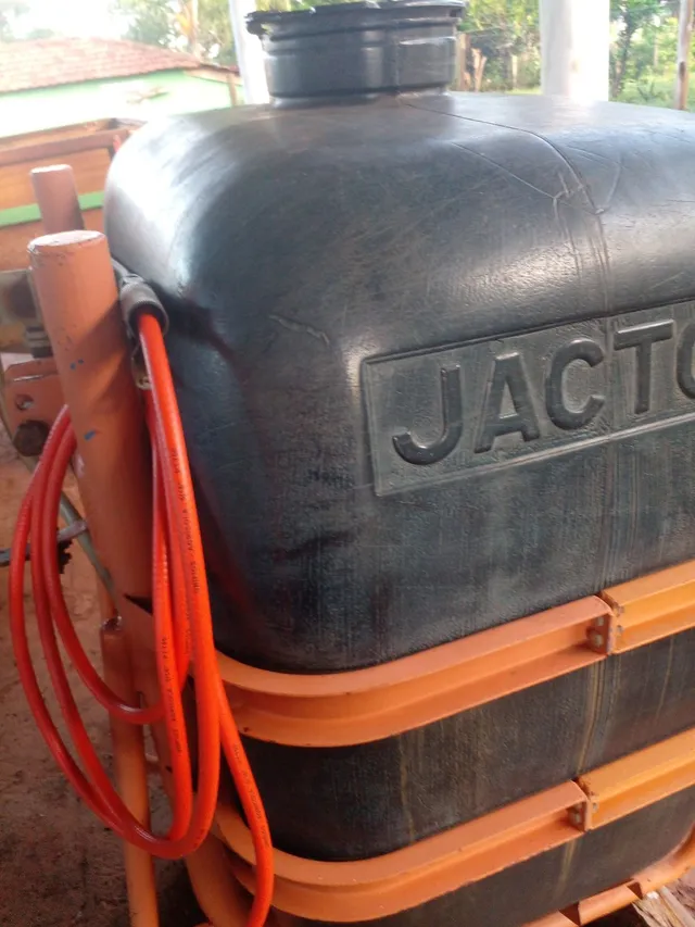Tanque jacto 600 litros e barra ebircida 