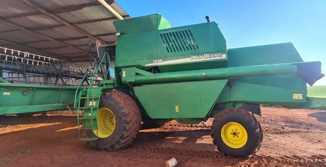 Colheitadeira, John Deere 1550 ano 2003 com plataforma de 23 pés fléx.