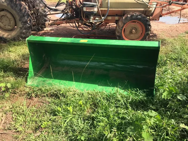 Aluga-se trator