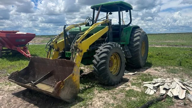 Trator Jonh Deere 6600 Com Lamina e Concha Ano 2000 Pneus e Capas Novas