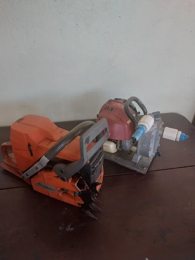 Motosserra Husqvarna e bomba d'água Honda, 4 tempo.