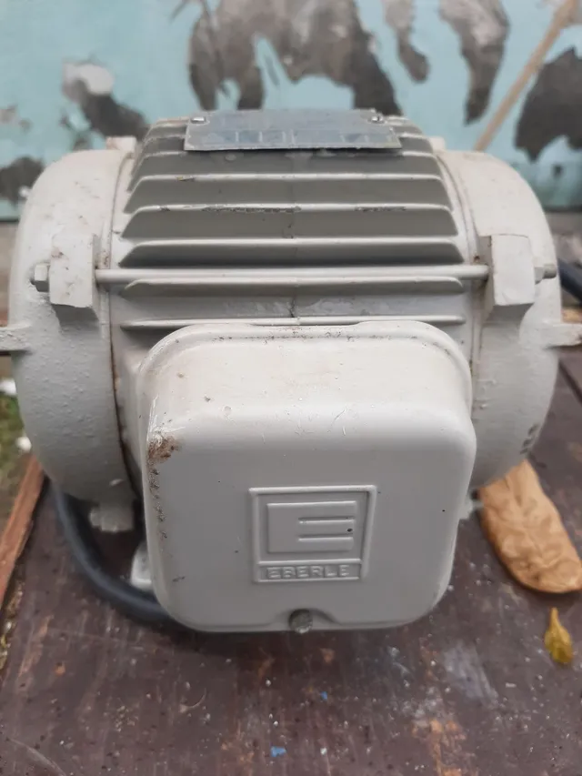 Motor de redução trifásico EBERLE