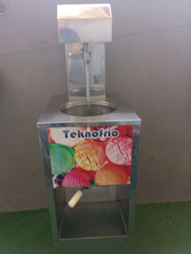 Máquina de sorvete da teknofrio toda conservada
