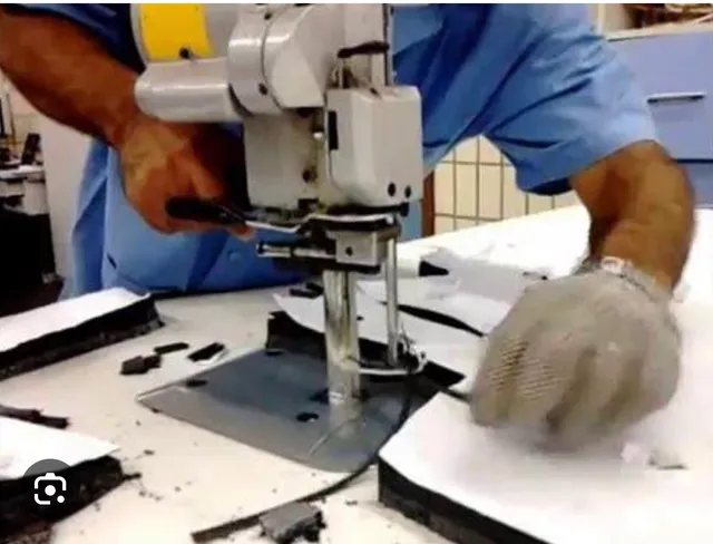 Cortador de tecido com mesa e máquina Propria 