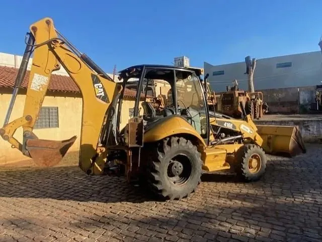 Retroescavadeira Caterpillar 416E 