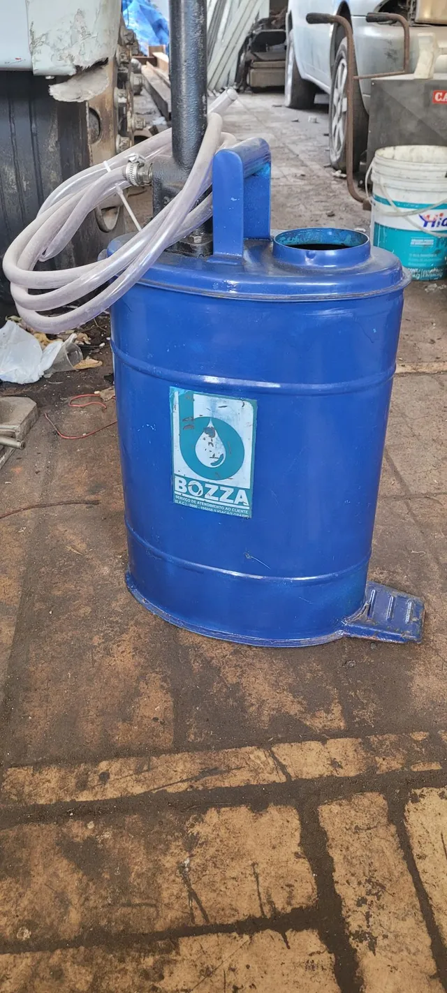 Vende se uma bomba de colocar óleo em caixa de macha