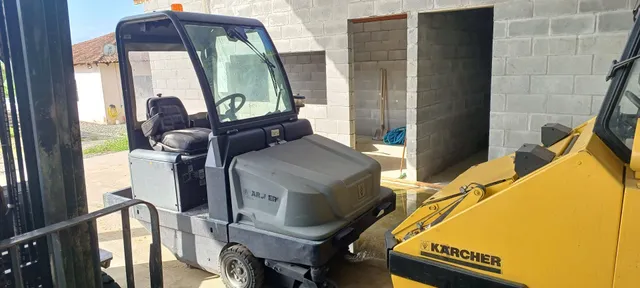 Varredeira industrial karcher 130/300 R