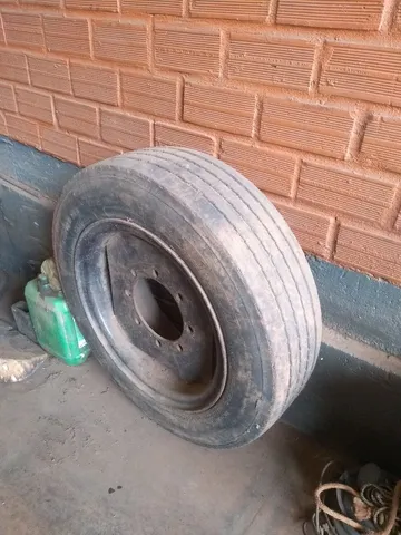 Pneu com roda para implementos agrícola ou industrial 