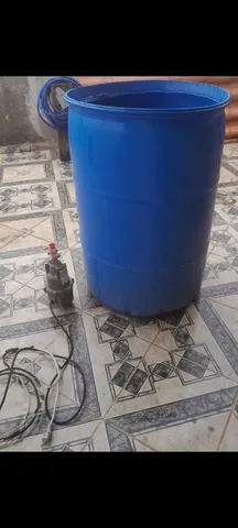 Bomba semi nova e galão 