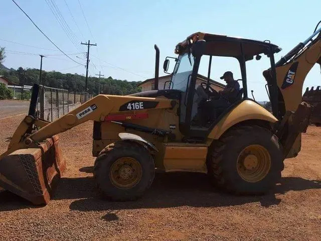 Retroescavadeira Carterpillar 416E 2011