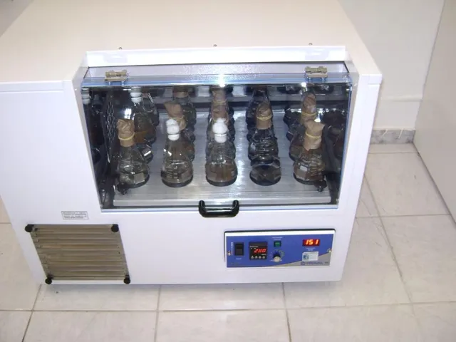 Incubadora refrigerada com agitação orbital 