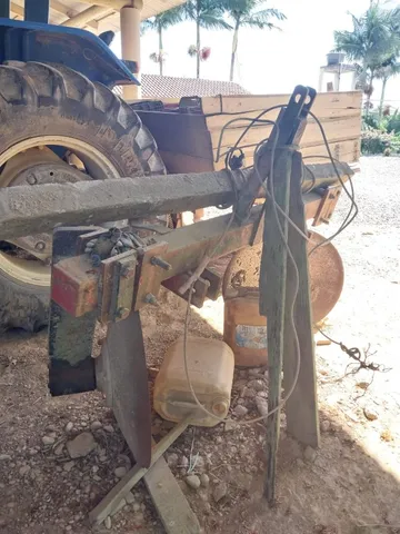 Vende-se arado e buxão