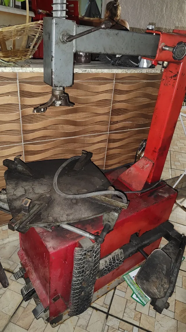 Maquina de montar e desmontar pneus e uma balanceadora