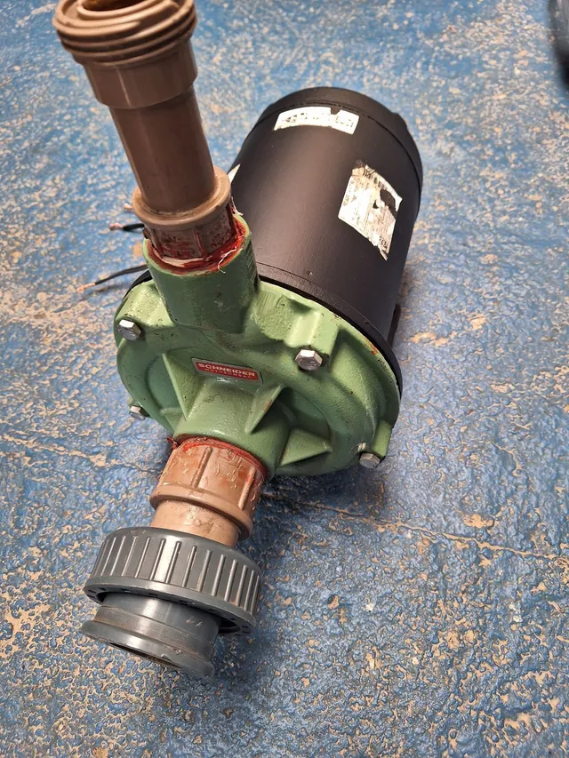 Bomba de água trifásico 1 cv marca Schneider