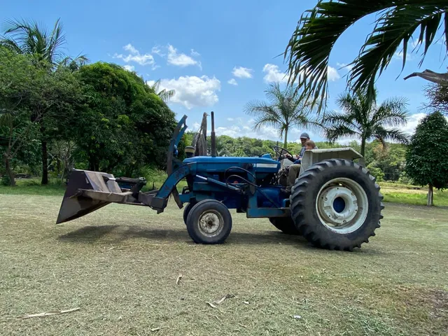 Trator Ford 6610, com 4 Implementos. Carroça, roçadeira