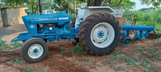 Trator Ford 4600 com Arado 