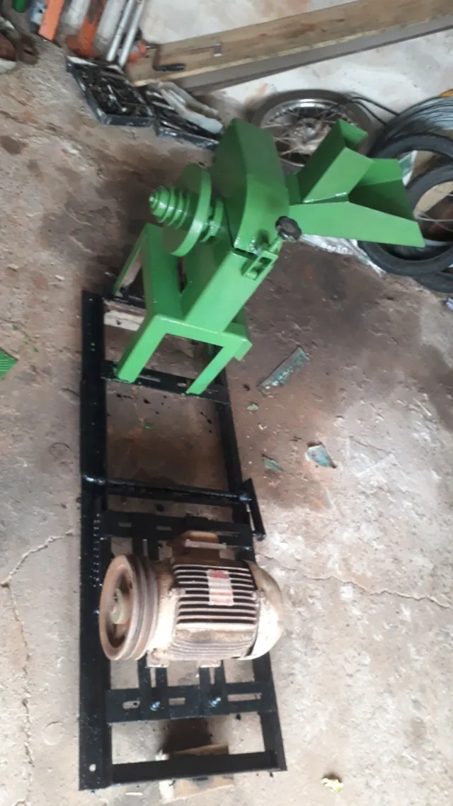 Vendo triturador trifásico Motor de 5 cavalos 