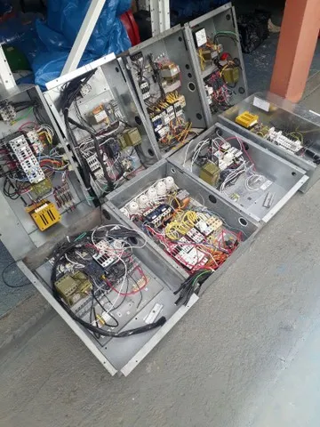 Lote de painel elétrico trifásico.