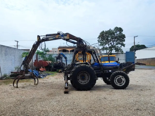 Trator com grua florestal 