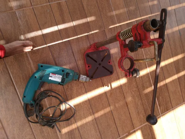 Furadeira Makita HP 1510 com suporte