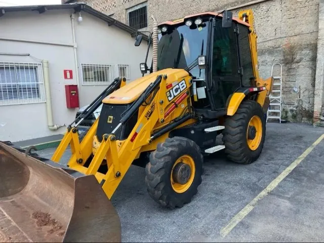 Retroescavadeira JCB 4x4 Cabinada com Ar condicionado