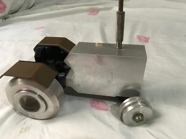 Trator em metal feito nos cursos de usinagem