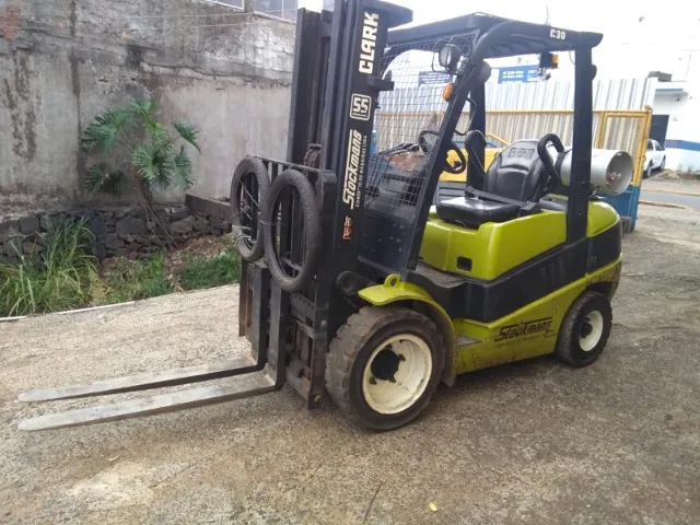 Empilhadeia Clark C30
