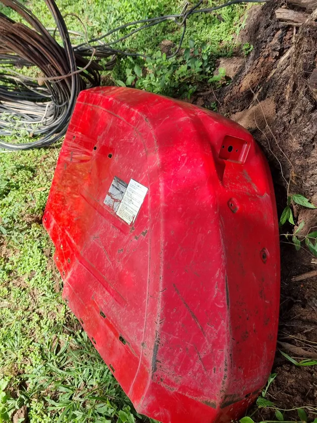 Paralama lateral esquerdo trator massey ferguson 4275