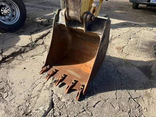 Retroescavadeira Caterpillar 2012
