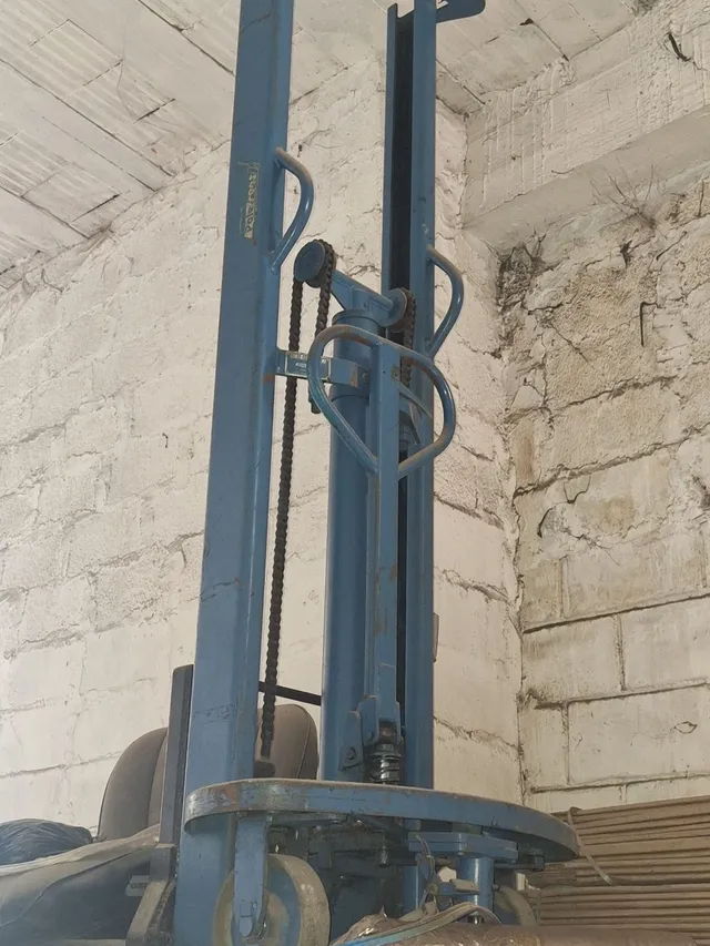 EMPILHADEIRA MANUAL ATÉ 800 KILOS