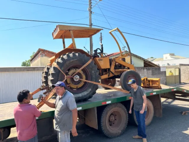 Trator Valmet com Lâmina 