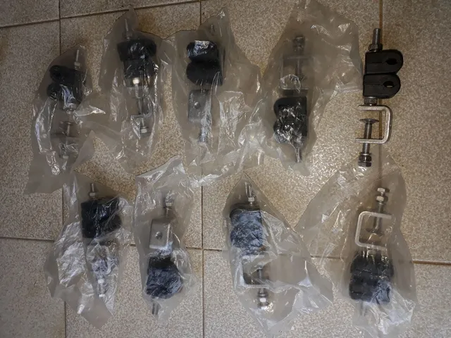 Suportes de Passagem e Ancoragem (abraçadeiras) para Cabos e Fios elétricos. 